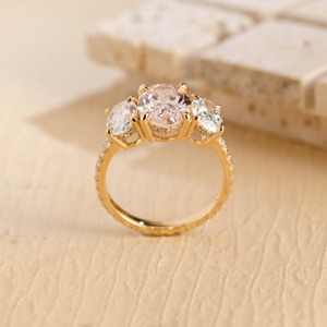 Bague de fiançailles à trois pierres en diamant rose de laboratoire de taille ovale certifié IGI, plaqué or 14 carats, luxe pour mariage et anniversaire - Product Image 2