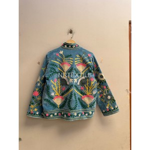 Veste en velours brodée à la main avec des motifs floraux, col mandarin, style bohème, doublure en coton Suzani pour femmes - Product Image 4