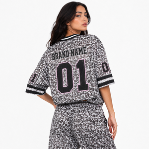 Maillot de football américain surdimensionné en maille respirante à imprimé guépard personnalisé, coupe ample à épaules tombantes, style athleisure à imprimé animal, très demandé - Product Image 3