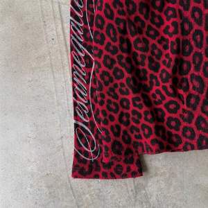 T-shirt en tricot à manches longues surdimensionné de haute qualité pour homme, 100% coton, imprimé léopard rouge gaufré, style streetwear - Product Image 3