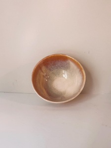 ชามเซรามิกทรงสวยหรู เคลือบสีอำพันอุ่น ดีไซน์ศิลปะ รูปทรงกะทัดรัดอเนกประสงค์ ทนทาน ปลอดภัยสำหรับอาหาร เหมาะสำหรับการรับประทานอาหารในทุกวันอย่างมีระดับ - Product Image 2