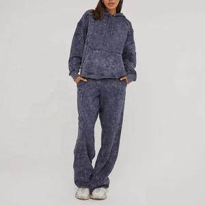 Conjunto Deportivo Gris Vintage de Alta Calidad para Mujer con Lavado Ácido, Sudadera con Borde Crudo y Parche Cruzado, Bolsillo Frontal Tipo Canguro y Pantalones de Pierna Ancha al por Mayor - Product Image 3
