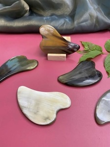 Masseur facial Gua Sha en corne de buffle écologique ILAHI, forme ovale polie, Uttar Pradesh, pour lifting et raclage, style antique, pour la maison - Product Image 3