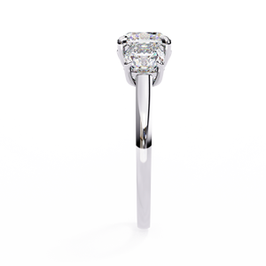 Magnifique bague à trois pierres en diamant de laboratoire taille coussin de 4,00 ct au total, avec galerie décorative complexe en or jaune 18 carats - Product Image 5