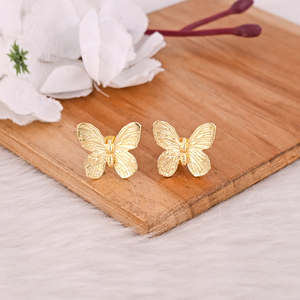 Boucles d'oreilles clous simples et élégantes en laiton, légères, dorées vintage, bijoux dorés pour elle, bijoux papillon - Product Image 2