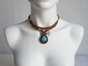 Collar de Macramé Celestial con Dijes de Luna y Estrella |   Collares chapados en platino |   Joyería con Gema Ovalada de Labradorita |   Certificado por IGI | - Product Image 4