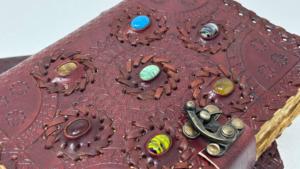 Diario de cuero vintage con piedra de los 7 chakras y papel con bordes irregulares, cuaderno y libreta de gemas hecha a mano - Product Image 3
