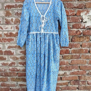 Vestido largo de verano 100% algodón estampado a mano con cuello en V y manga larga, con estampado floral, hecho a mano en India, para mujer. - Product Image 1