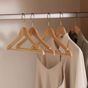 Cintre en bois massif couleur naturelle pour armoire, salle de bain ou salon - Product Image 3