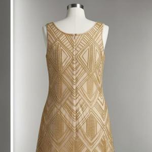 ชุดเดรสปาร์ตี้ประดับเลื่อมสีทองระดับมืออาชีพ ดีไซน์หรูหรา คอวี แขนยาว ผ้าทูลล์ เหมาะสำหรับผู้จัดงานอีเว้นท์และบริการเช่าชุดสำหรับงานพิธีการ - Product Image 2