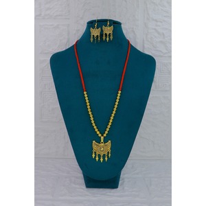 Collier pendentif ethnique musulman fait main avec fil rouge, perles dorées traditionnelles plaquées or, chaîne plaquée or - Product Image 4