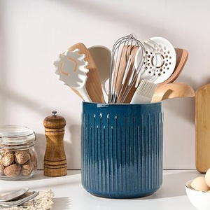 Support à ustensiles en céramique haute résistance au feu, design à rebord incliné, détails en relief, base stable, organisateur de rangement pour comptoir de cuisine - Product Image 6