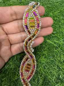 Dentelle Cutdana décorative, réalisée avec des détails de travail manuel complexes pour un fini riche et luxueux. - Product Image 3