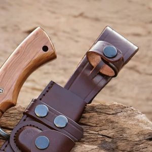 Cuchillos de caza y camping con hoja estilo Damasco, gancho para desollar, mango de madera marrón, espaciador decorativo azul y cuero texturizado - Product Image 2