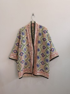 Túnica Corta de Viscosa Georgette con Bordado Phulkari, Chaqueta Tradicional Hecha a Mano, Atuendo de Lujo para Festivales - Product Image 3