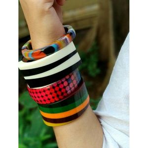 Brazaletes Artesanales de Resina y Madera, Accesorios de Moda de Cristal que Reflejan un Trabajo Único - Product Image 1