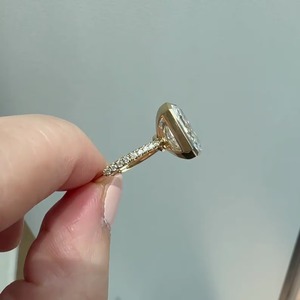 Anillo de Boda Minimalista con Diamante Cultivado en Laboratorio de Corte Radiante de 6.00CT en Oro Amarillo de 14K con Diamante Certificado por IGI para Mujer - Product Image 5