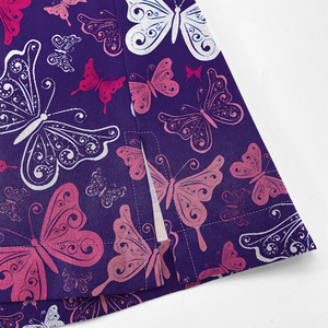 Blusa Médica con Estampado de Mariposas Personalizada - Uniforme de Enfermería con Cuello en V para Mujer - Ropa Sanitaria con Estampado por Sublimación de Alta Calidad - Product Image 4