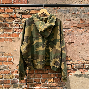เสื้อฮู้ดดี้ผู้ชายลายพรางแบบซิป ทรงปกติ ผ้าฝ้ายเฟรนช์เทอร์รี่ สวมใส่สบายๆ สำหรับฤดูใบไม้ร่วง ล้างสีแบบแอซิดวอช ดีไซน์ขาดๆ - Product Image 2
