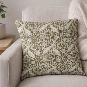 Funda de cojín decorativa verde oliva con estampado a mano de hojas botánicas y enredaderas, estilo rústico. - Product Image 5