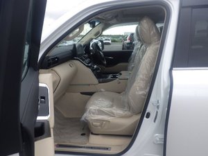 Auto Usado 2024, SUV Blanco, 8 Asientos, Faros Halógenos, Interior Claro, Transmisión Automática, Neumáticos R20, Gasolina - Product Image 4