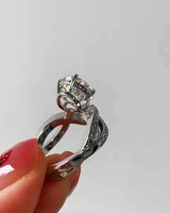 แหวนเพชรทรงกลมเจียระไนแบบบริลเลียนท์ ดีไซน์เฉพาะตัว เพชรเพาะเลี้ยงในห้องปฏิบัติการ ทองคำขาว สำหรับงานหมั้น งานแต่งงาน ของขวัญวันครบรอบสำหรับเธอ - Product Image 2