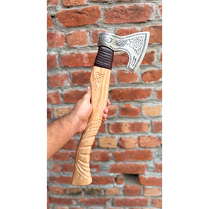 Hacha de Construcción Vikinga Forjada a Mano con Mango de Madera y Hoja de Acero al Carbono Grabada para Uso en Campamentos - Product Image 1