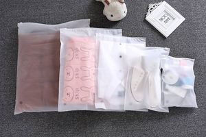 Sacs en T-shirt recyclables personnalisés avec fermeture éclair givrée en plastique PE pour l'expédition de vêtements, fabriqués au Vietnam - Product Image 2