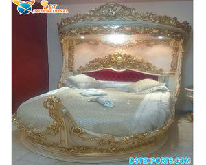Cama de respaldo alto de estilo francés con mesitas de noche, mueble de dormitorio con acabado dorado, tamaño Queen, tapizado en cuero - Product Image 2