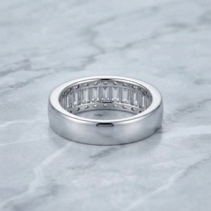Anillo de media eternidad chapado en oro blanco con moissanita, corte baguette, engaste de canal, estilo clásico, joyería de boda - Product Image 3