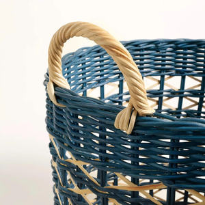 Cesta moderna de mimbre natural y azul marino con asas, tejida a mano con tejido cruzado, contenedor de almacenamiento decorativo para el hogar - Product Image 2