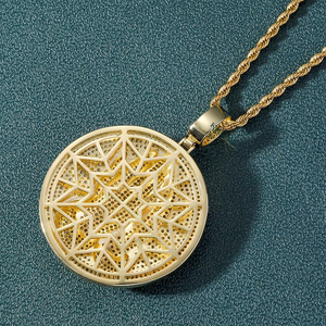 Pendentif Mains en Prière en Argent 925 Plaqué Or 18K avec Diamant de Laboratoire, Breloque Religieuse, Bijou Unisexe, Design Taille Ronde Brillante - Product Image 3
