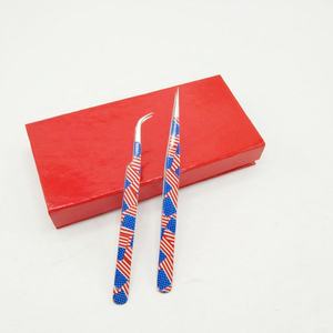 Pince à épiler pour extensions de cils en acier inoxydable, pointe argentée brillante, avec embout en fibre/double pince, emballage en boîte rouge - Product Image 1