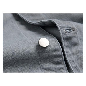 เสื้อแจ็คเก็ตยีนส์สีเทาสำหรับผู้ชาย ทรงปกติ ติดกระดุม สีพื้น สไตล์ลำลองสำหรับฤดูใบไม้ร่วง ตกแต่งด้วยการเย็บตะเข็บอย่างดี มีคุณภาพสูง - Product Image 3