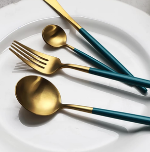 Couteau et cuillère à dessert fabriqués avec des manches peints en cyan foncé et un équilibre ergonomique. Couverts en métal pour mariage. - Product Image 2