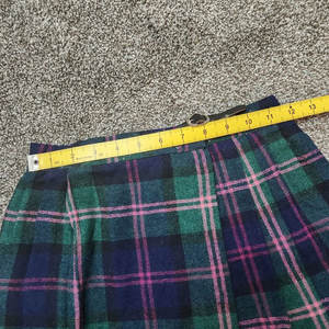 Kilt escocés de mujer, plisado, de lana, con diseño de tartán antiguo Baird, en azul, verde y rosa, con correa de cuero y hebilla. - Product Image 2