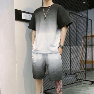 ชุดเสื้อยืดและกางเกงขาสั้นผู้ชายไล่เฉดสี โพลีเอสเตอร์ 100% ระบายอากาศ แห้งเร็ว ทรงหลวม ดีไซน์ 2 in 1 พร้อมเชือกผูก - Product Image 4