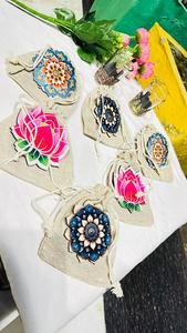 Bolsa premium mini dhori de yute con hermosas pegatinas para regalos de ocasiones especiales como bodas, festivales y Ramadán en India. - Product Image 5