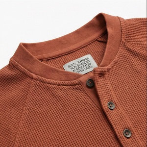 Polo en tricot à manches courtes pour homme, couleur brun rouille, design boutonné uni, coupe classique - Product Image 4
