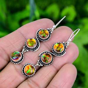 ต่างหูเงินแท้ชุบทองประดับโอปอลไฟสีส้มทรงสามเหลี่ยม งานแฮนด์เมด เครื่องประดับอัญมณี ของขวัญสำหรับผู้หญิง ดีไซน์หรูหราสำหรับงานปาร์ตี้ - Product Image 2