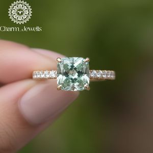 Bague de fiançailles unisexe en moissanite plaqué or jaune, taille coussin, sertie à griffes, style classique, certifiée IGI, 3g - Product Image 1