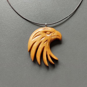 Collier pendentif tête d'aigle en bois, finition naturelle, breloque oiseau sculptée, accessoire de bijouterie - Product Image 1