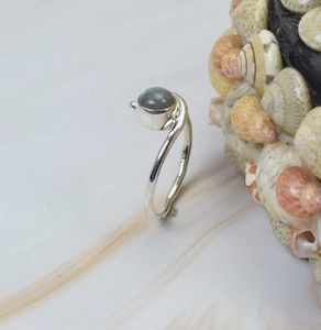 Bague en argent sterling 925 avec pierre précieuse naturelle de labradorite lisse de forme ronde sculptée, idéale pour les soirées, pour femmes, vente en gros - Product Image 3