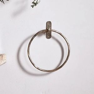Anillo para toallas de aluminio para montaje en pared, accesorio de baño de aspecto elegante y contemporáneo para diseñadores de interiores y contratistas de renovaciones - Product Image 6