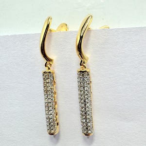 Pendientes de Oro Amarillo de 9KT con Diamantes Cultivados en Laboratorio de 1.08CTW, Corte Redondo, Certificados por IGI, Tipo Barra - Product Image 5