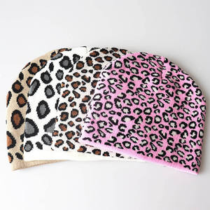 Gorros de punto jacquard acrílicos unisex con logotipo personalizado disponibles a bajo precio - Product Image 1