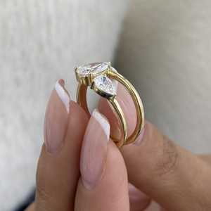 Anillo de Tres Piedras con Moissanita de Corte Pera de 2.00 Ct, Doble Banda, Plata 925 con Baño de Rodio, Regalo de Boda para Mujer - Product Image 3