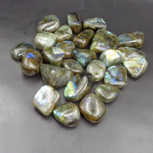 Piedras de labradorita natural pulidas, cristal curativo de labradorita con destellos para Reiki, meditación, energía y decoración, venta al por mayor - Product Image 3