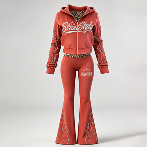 Ensemble de survêtement court personnalisé pour femme, couleur rouille, avec capuche doublée léopard, leggings évasés à motif flamme et strass, et ensembles bling avec lettrage – Fournisseurs en gros - Product Image 1