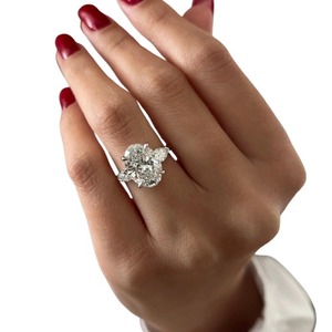 Bague de fiançailles de luxe en platine et or 14 carats avec diamant ovale de laboratoire de 5 carats, trois pierres et diamants latéraux en forme de poire, certifiée IGI, pour mariage - Product Image 2
